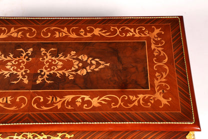 Table basse de style baroque au design raffiné, incrustations en laiton antique, table de salon avec tablette