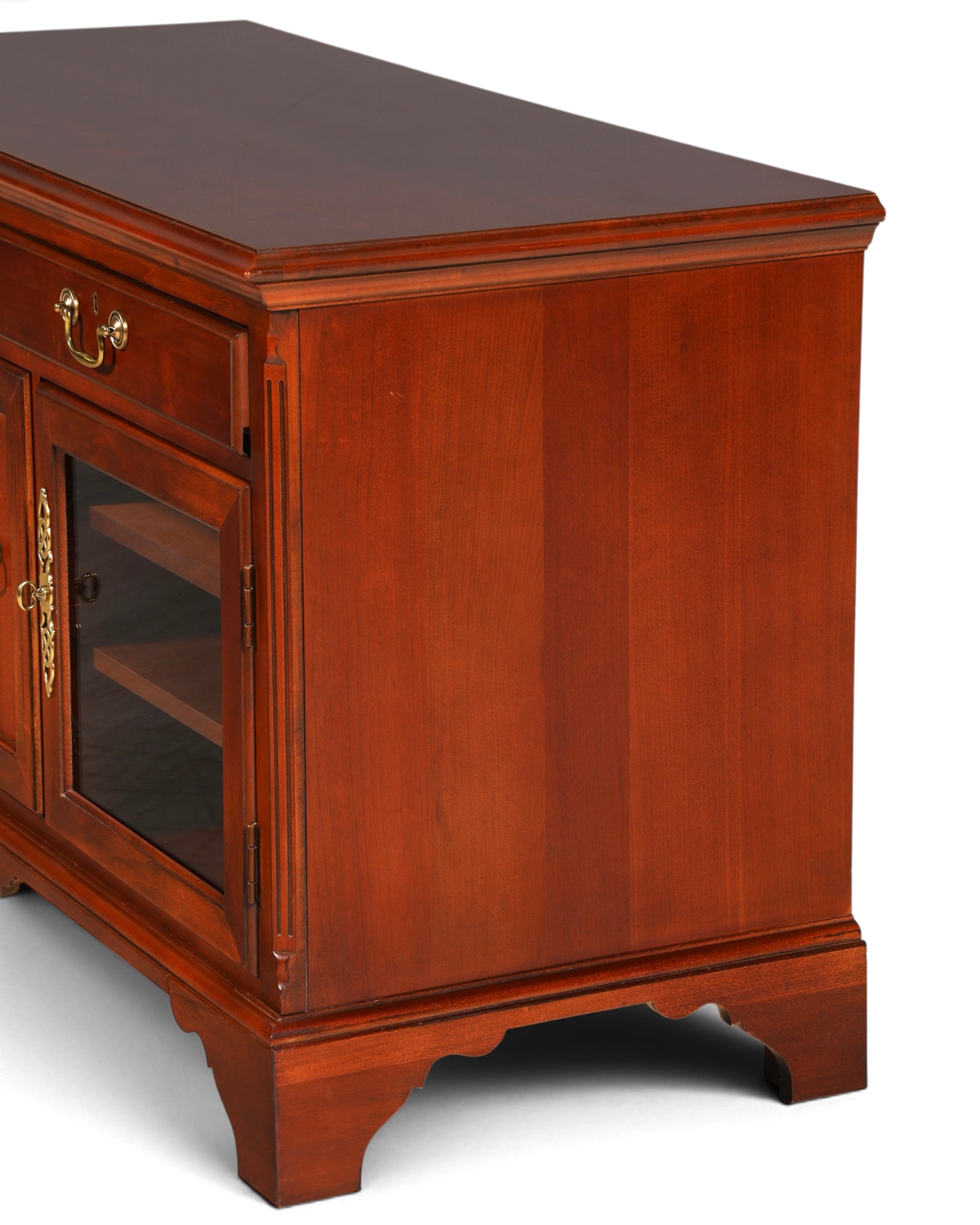 Hauptstadt Möblerei H867 Sideboard aus dunklem Holz mit Glasfront und verzierten Messinggriffen