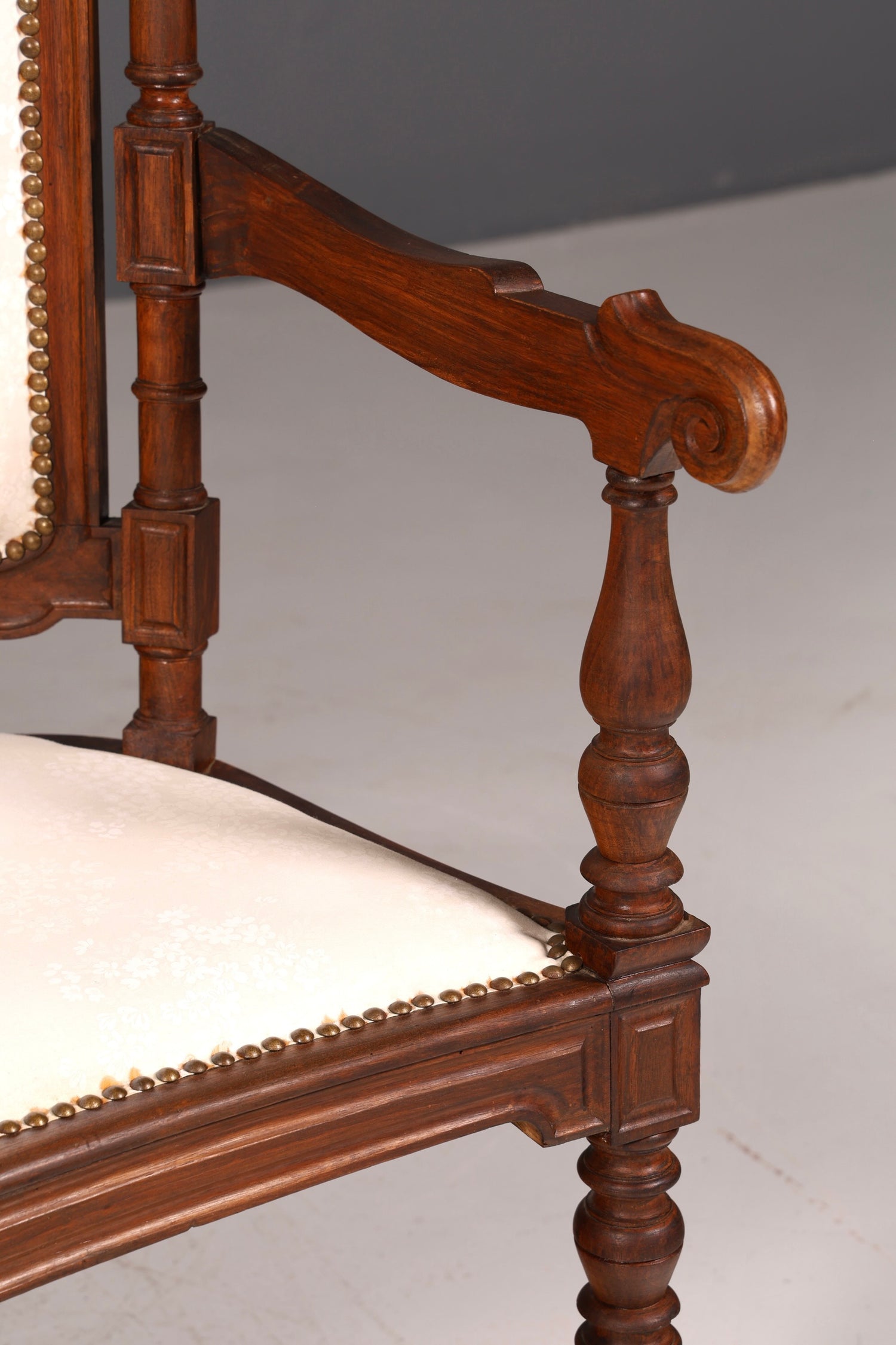 Élégante banquette néorenaissance, canapé ancien de l’époque Gründerzeit, banquette rembourrée, banquette de salon