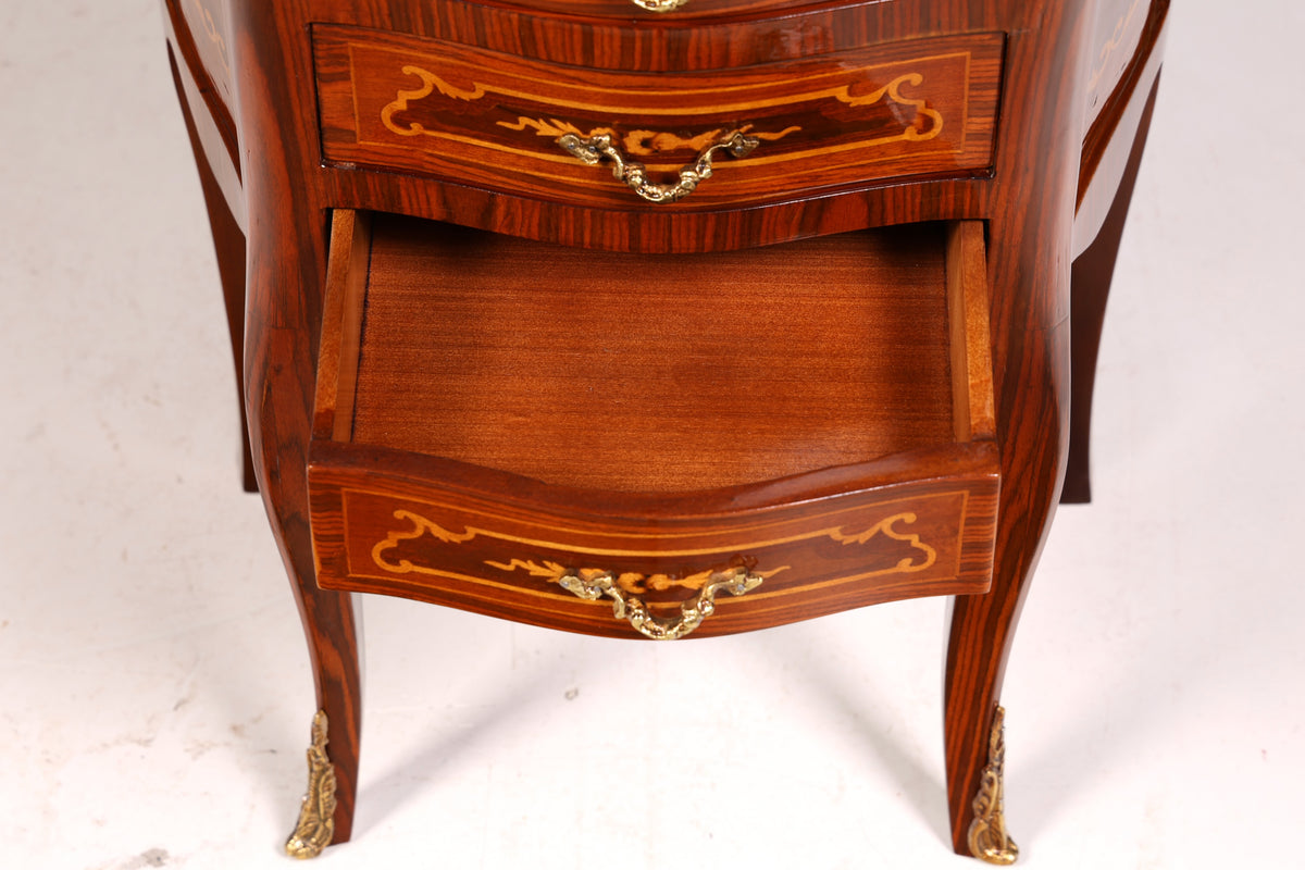 Élégante commode de style baroque, table d’appoint antique, petit meuble en laiton, commode à tiroirs