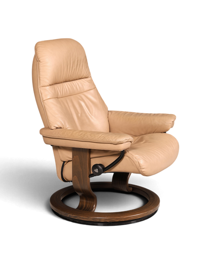Hauptstadt Möblerei Stressless Sunrise Relaxsessel aus beigem Echtleder mit dunklem Holzgestell und Drehfunktion