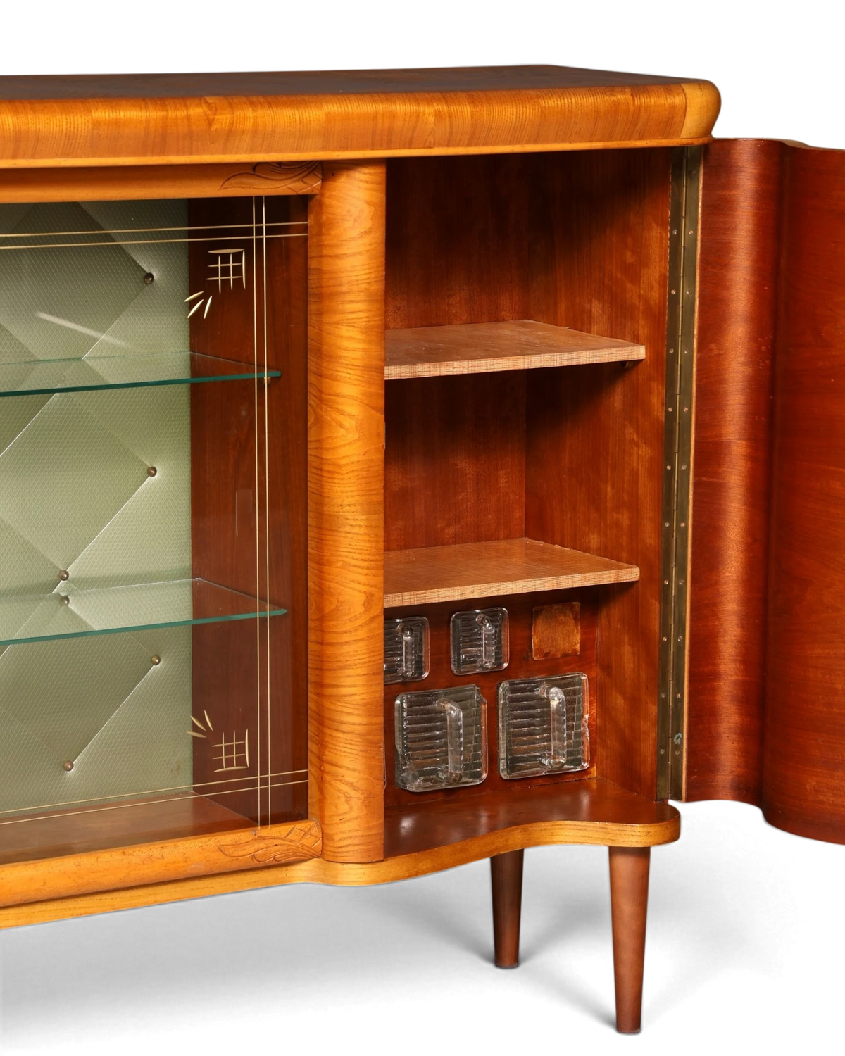 Hauptstadt Möblerei H923 Anrichte aus Holz mit Glasvitrine, verzierten Glastüren und integrierten Glasfächern