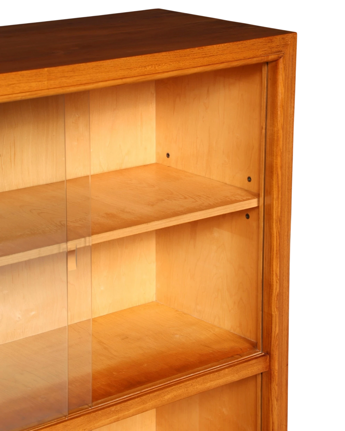 Hauptstadt Möblerei Vitrinenschrank aus hellem Holz mit Glasschiebetüren und Regalböden