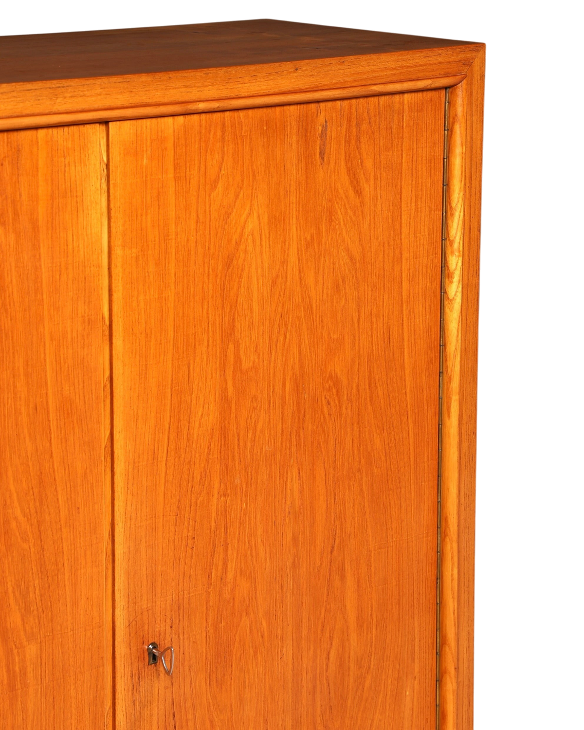 Hauptstadt Möblerei Schrank aus Teakholz mit sichtbarer Maserung und Metallschlüssel im Detail