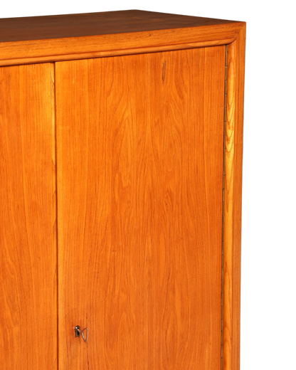 Hauptstadt Möblerei Schrank aus Teakholz mit sichtbarer Maserung und Metallschlüssel im Detail