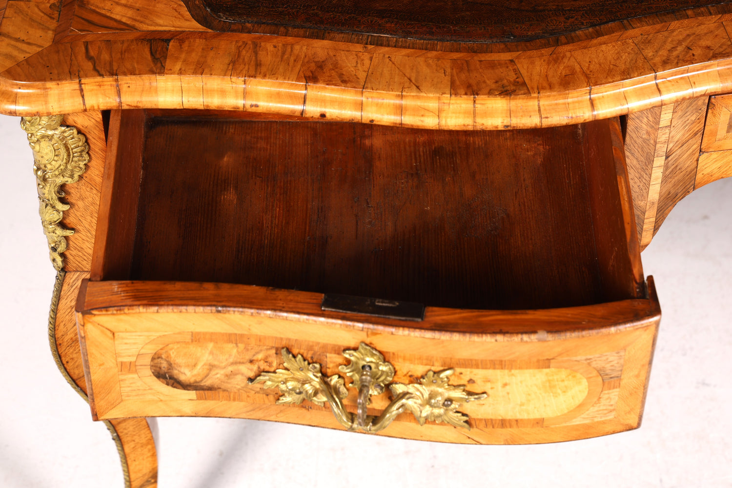 Bureau Louis XV original et majestueux de 1780, bureau plat français en cuir véritable, bureau de bureau ancien