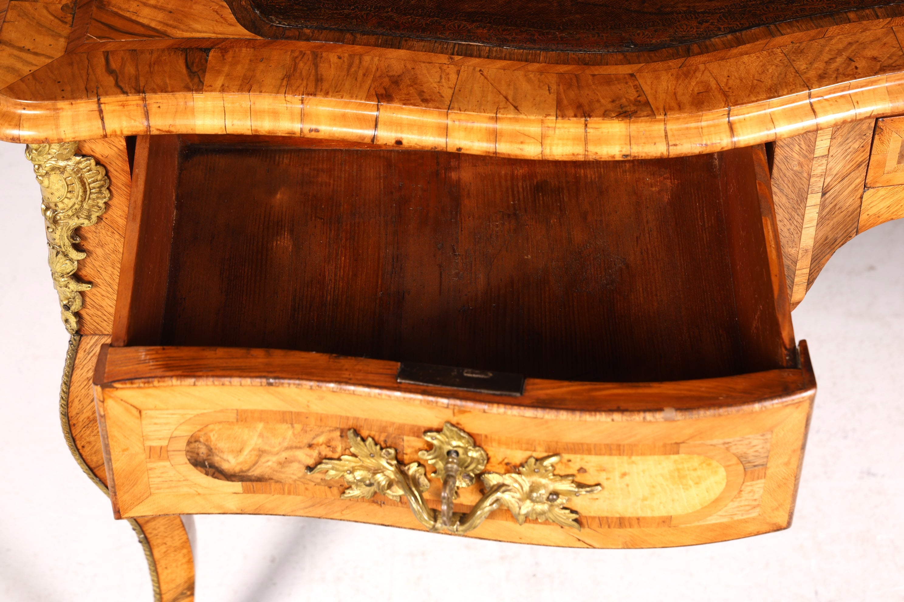 Bureau Louis XV original et majestueux de 1780, bureau plat français en cuir véritable, bureau de bureau ancien