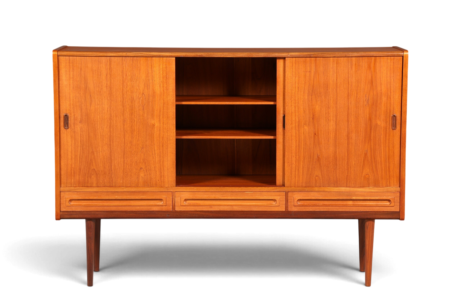 Hauptstadt Möblerei Mid Century Highboard aus Teakholz im skandinavischen Danish Design mit Schiebetüren