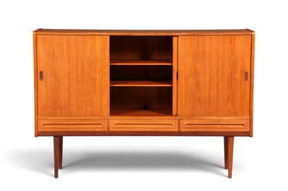 Hauptstadt Möblerei Mid Century Highboard aus Teakholz im skandinavischen Danish Design mit Schiebetüren