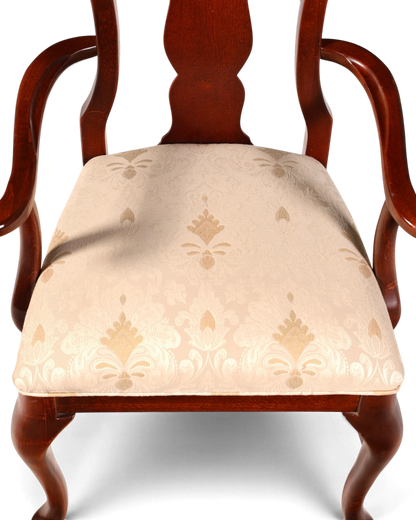 Hauptstadt Möblerei Armlehnstuhl H857 aus dunklem Holz mit beigem, gemustertem Stoffbezug im klassischen Design
