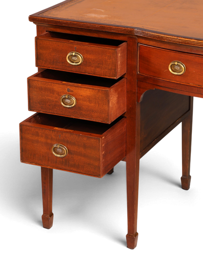 Hauptstadt Möblerei englischer Schreibtisch aus Holz mit drei offenen Schubladen, Messinggriffen und Lederauflage