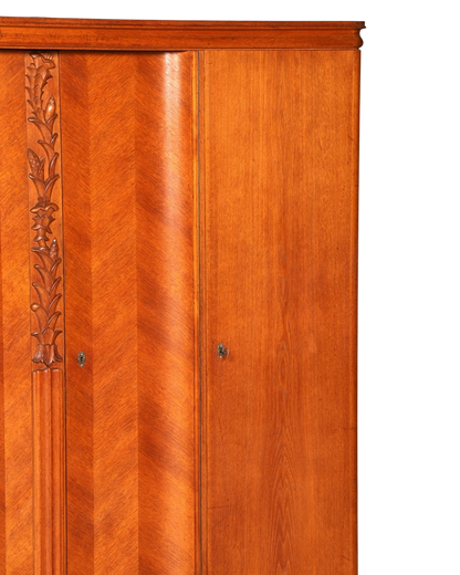 Hauptstadt Möblerei H910 Kleiderschrank aus Holz mit kunstvollen Schnitzereien und Fischgrätenmuster