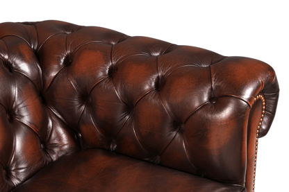 Hauptstadt Möblerei braunes Chesterfield Ledersofa mit klassischer Knopfheftung und Ziernägeln an der Armlehne