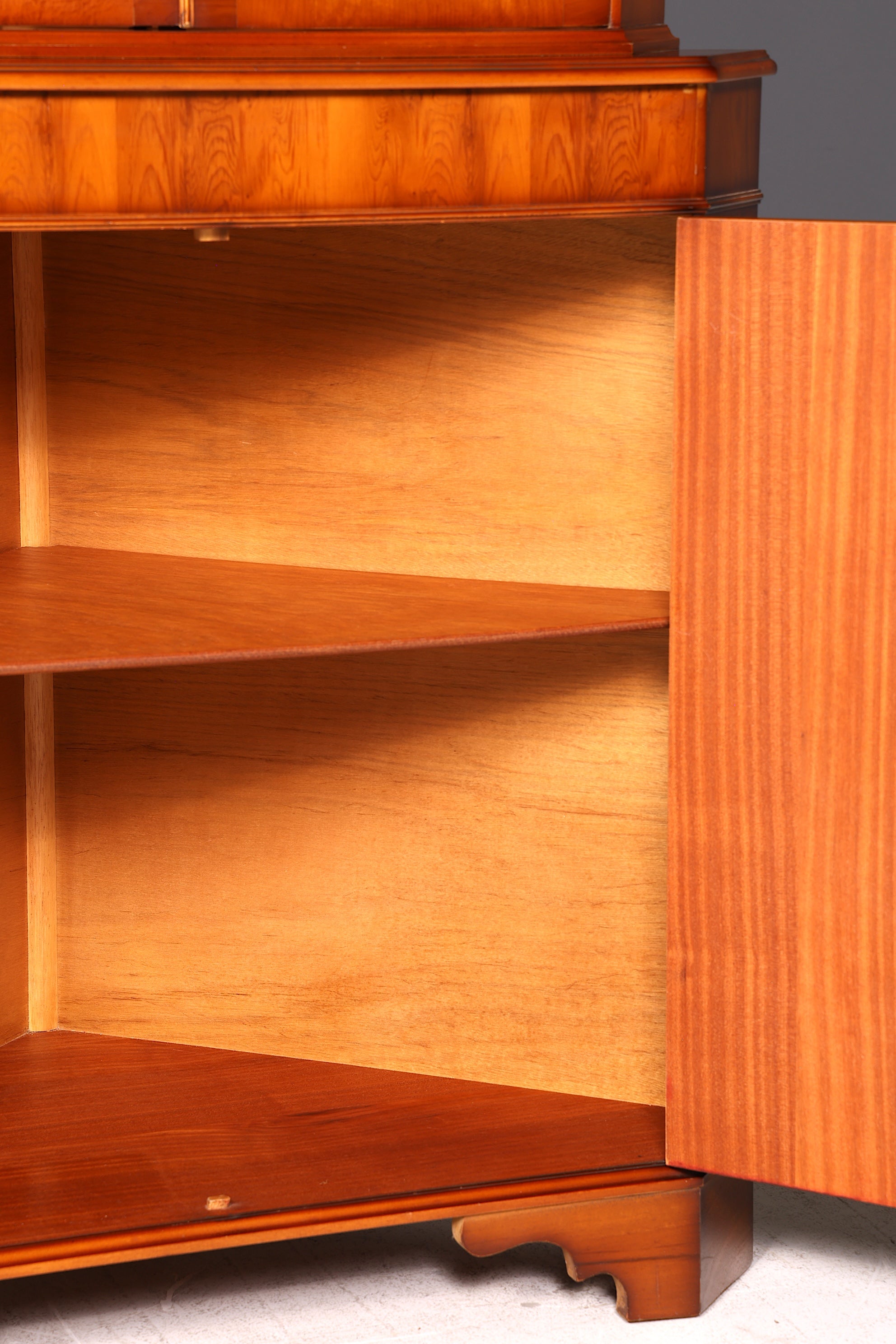 Wunderschöne Englische Eckvitrine 60s Echt Holz Schrank Eckschrank Glasvitrine Vitrine Vintage