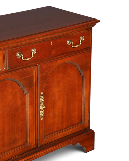 Hauptstadt Möblerei Drexel Heritage Sideboard aus dunklem Holz im Antik-Stil mit Messingbeschlägen und Schubladen