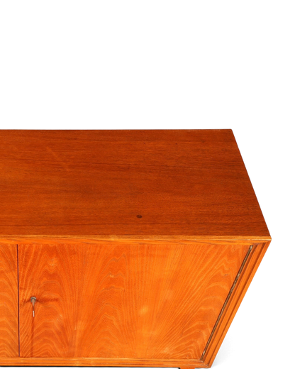 Hauptstadt Möblerei Mid Century Kommode aus Echtholz mit sichtbarer Maserung und Schlüssel im Vintage Retro Stil