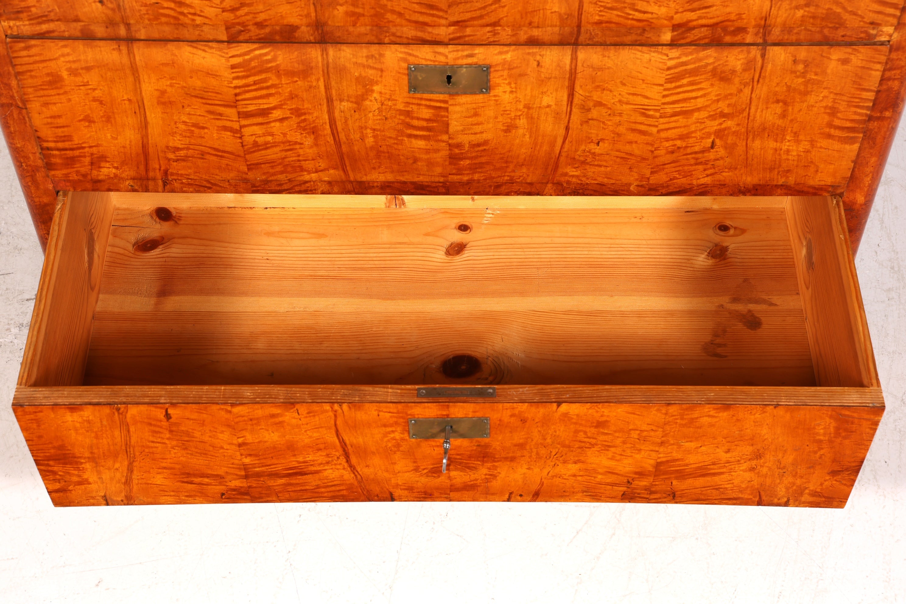 Belle commode ancienne de style Biedermeier Louis-Philippe, commode à linge