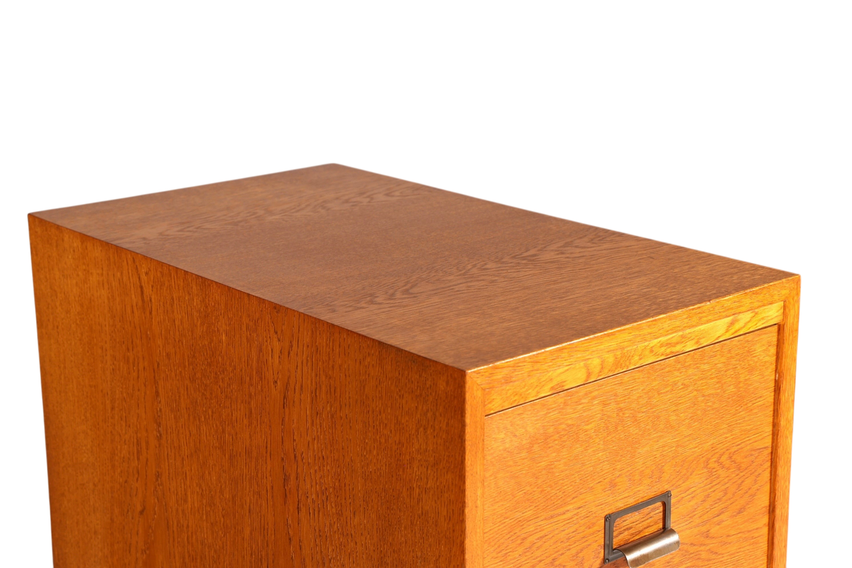 Hauptstadt Möblerei Mid Century Aktenschrank aus massivem Holz mit schöner Maserung im Bauhaus Stil