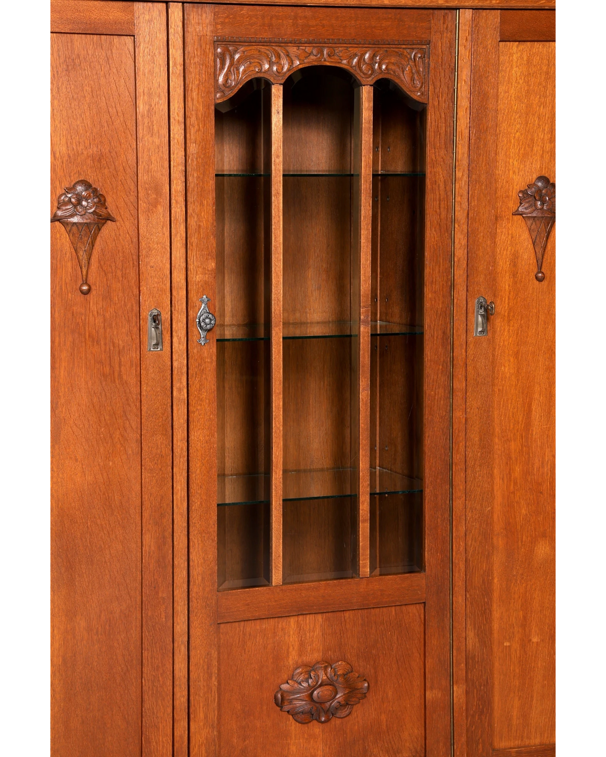 Hauptstadt Möblerei Jugendstil Vitrine aus massiver Eiche mit kunstvollen Schnitzereien und verglaster Mitteltür