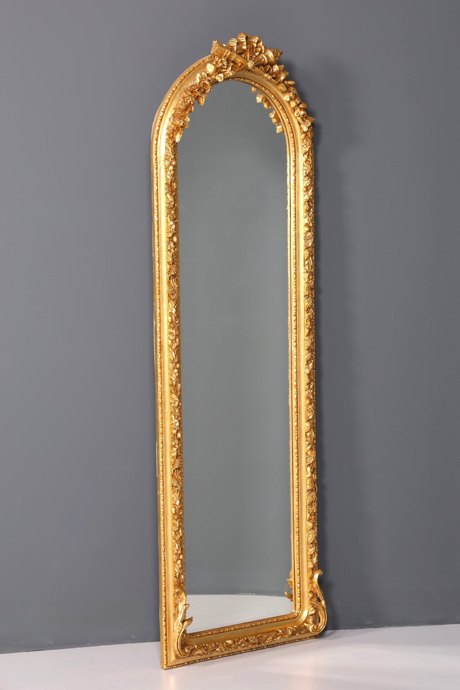 Magnifique miroir sur pied de style baroque orné, style antique, ornement doré, miroir de couloir