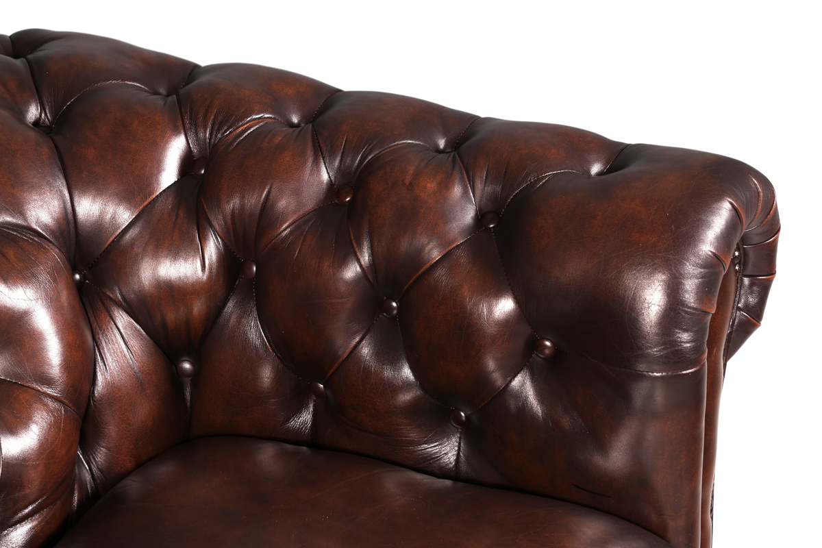 Hauptstadt Möblerei Chesterfield Ledersessel in Dunkelbraun mit klassischer Knopfheftung und geschwungener Armlehne