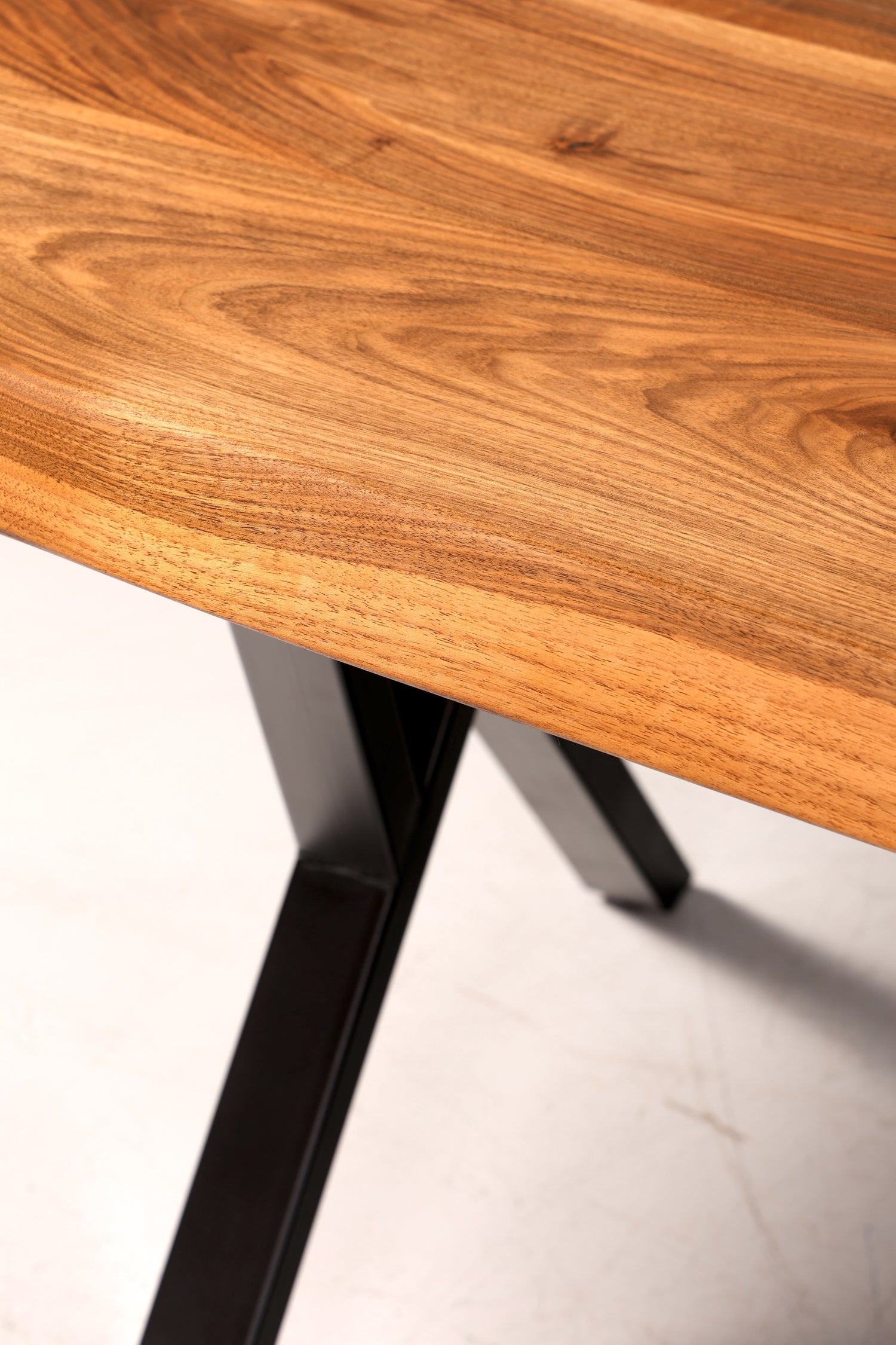 Belle table en noyer massif, plateau à bords naturels, 240 cm x 95 cm, idéale pour la salle à manger ou la cuisine.