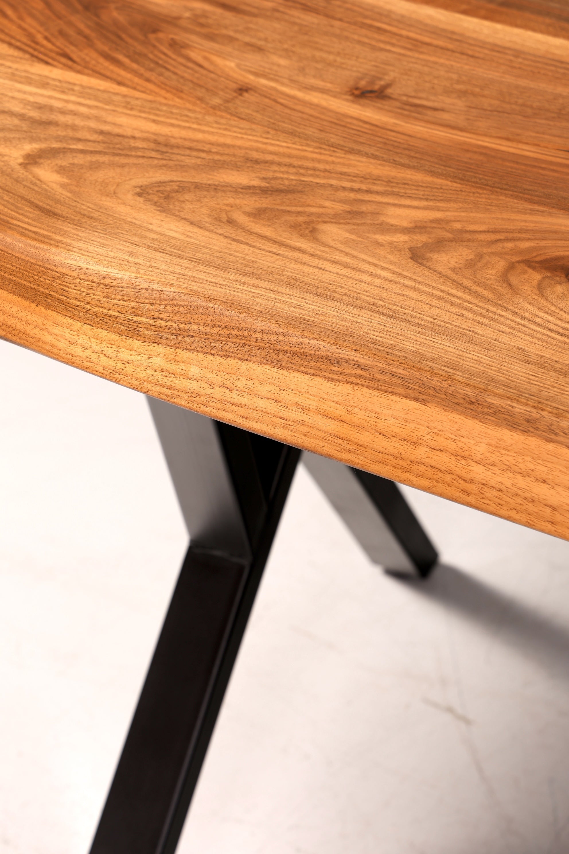 Belle table en noyer massif, plateau à bords naturels, 240 cm x 95 cm, idéale pour la salle à manger ou la cuisine.