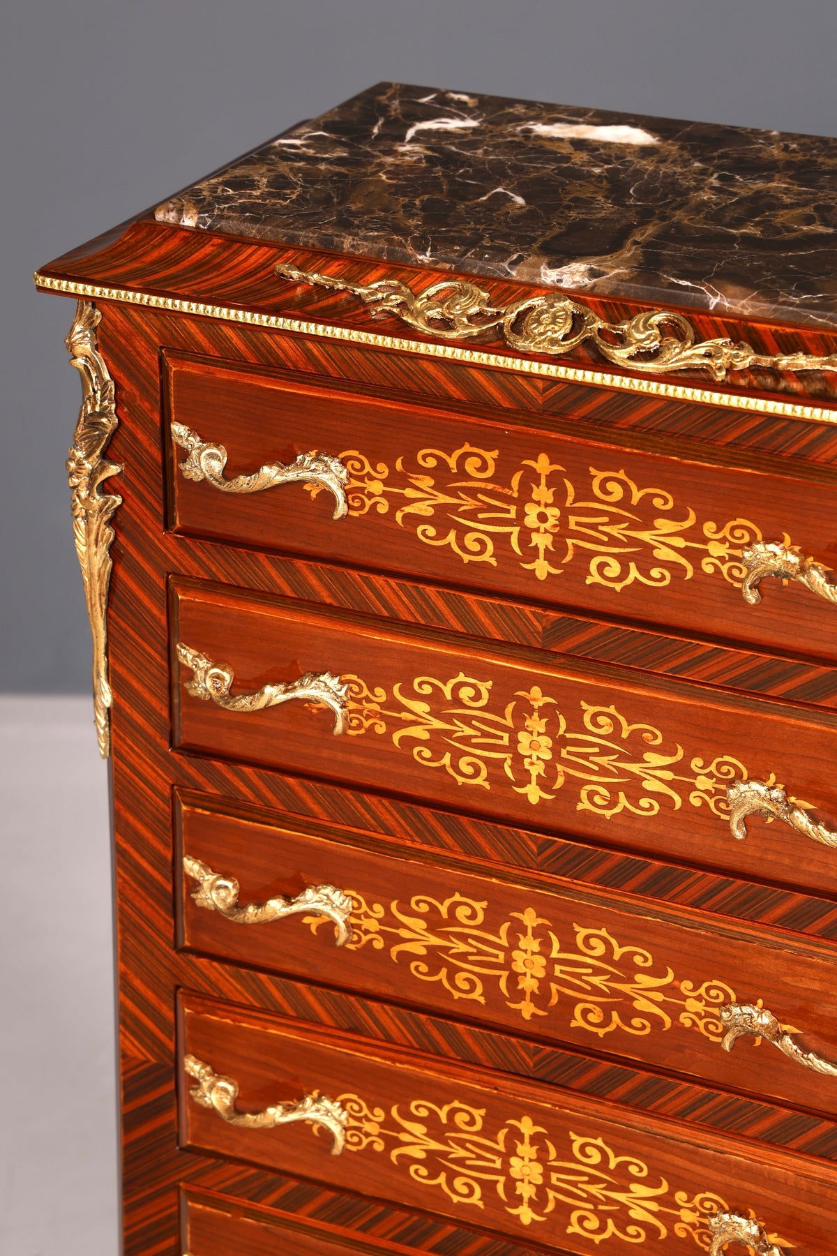 Magnifique buffet haut de style baroque Louis XV, marbre, vertiko, commode marquetée