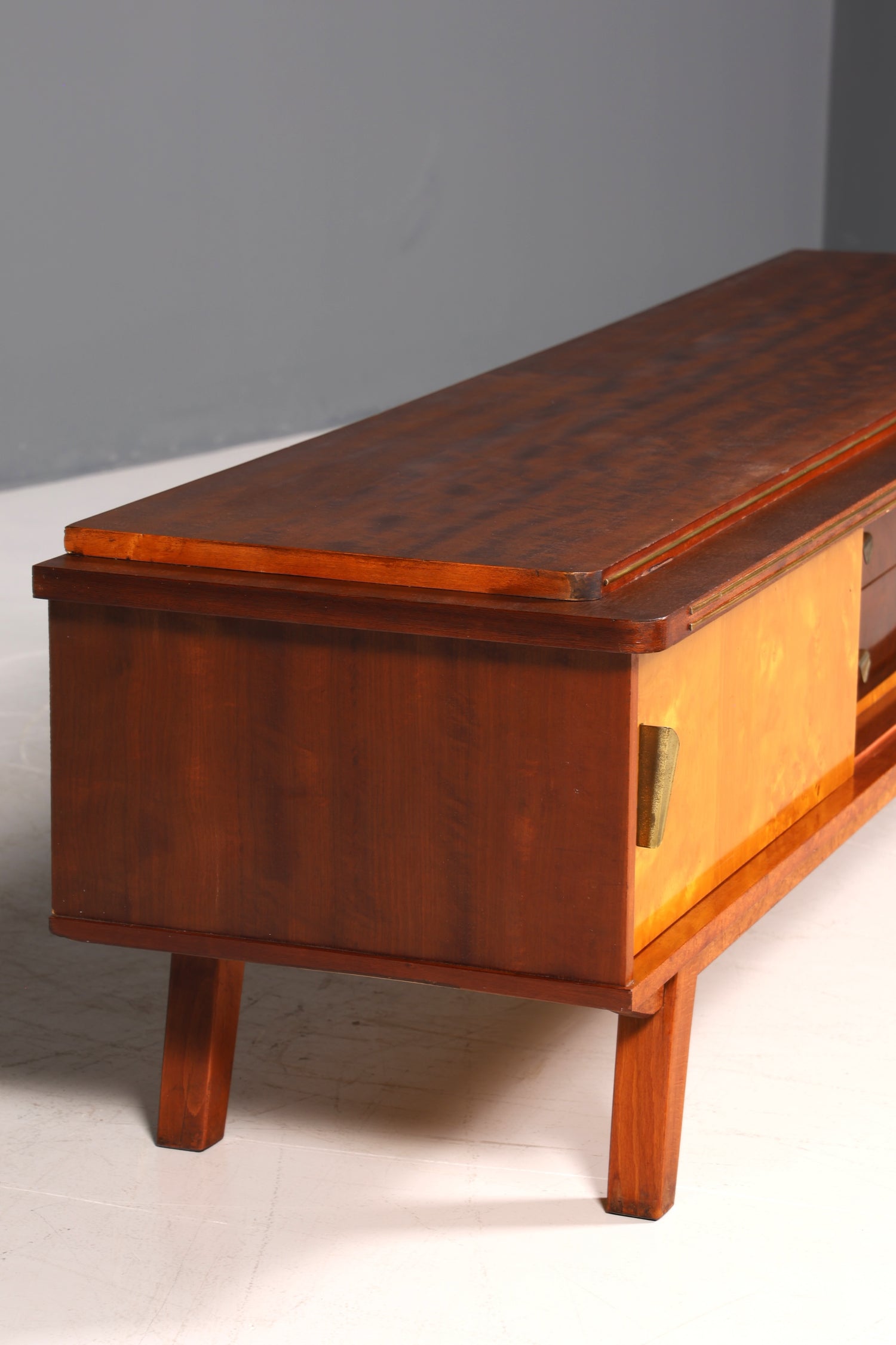 Buffet style années 50, meuble TV vintage, armoire à portes coulissantes années 60, planche à roulettes, planche basse rétro