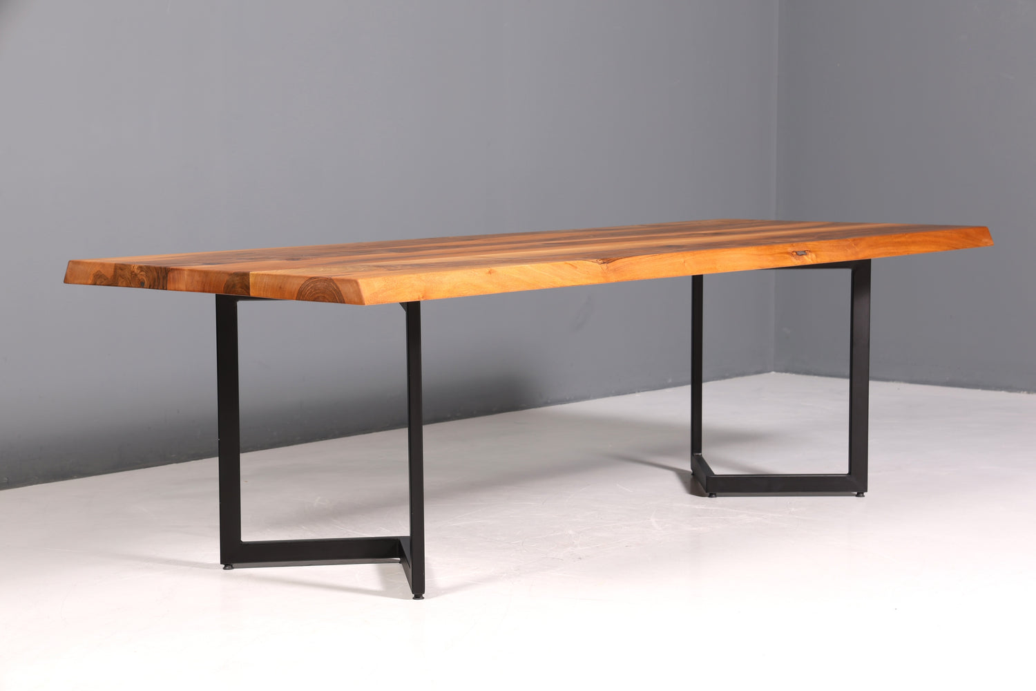 Belle table en noyer massif, plateau à bords naturels, 260 cm x 97 cm, idéale pour la salle à manger ou la cuisine.