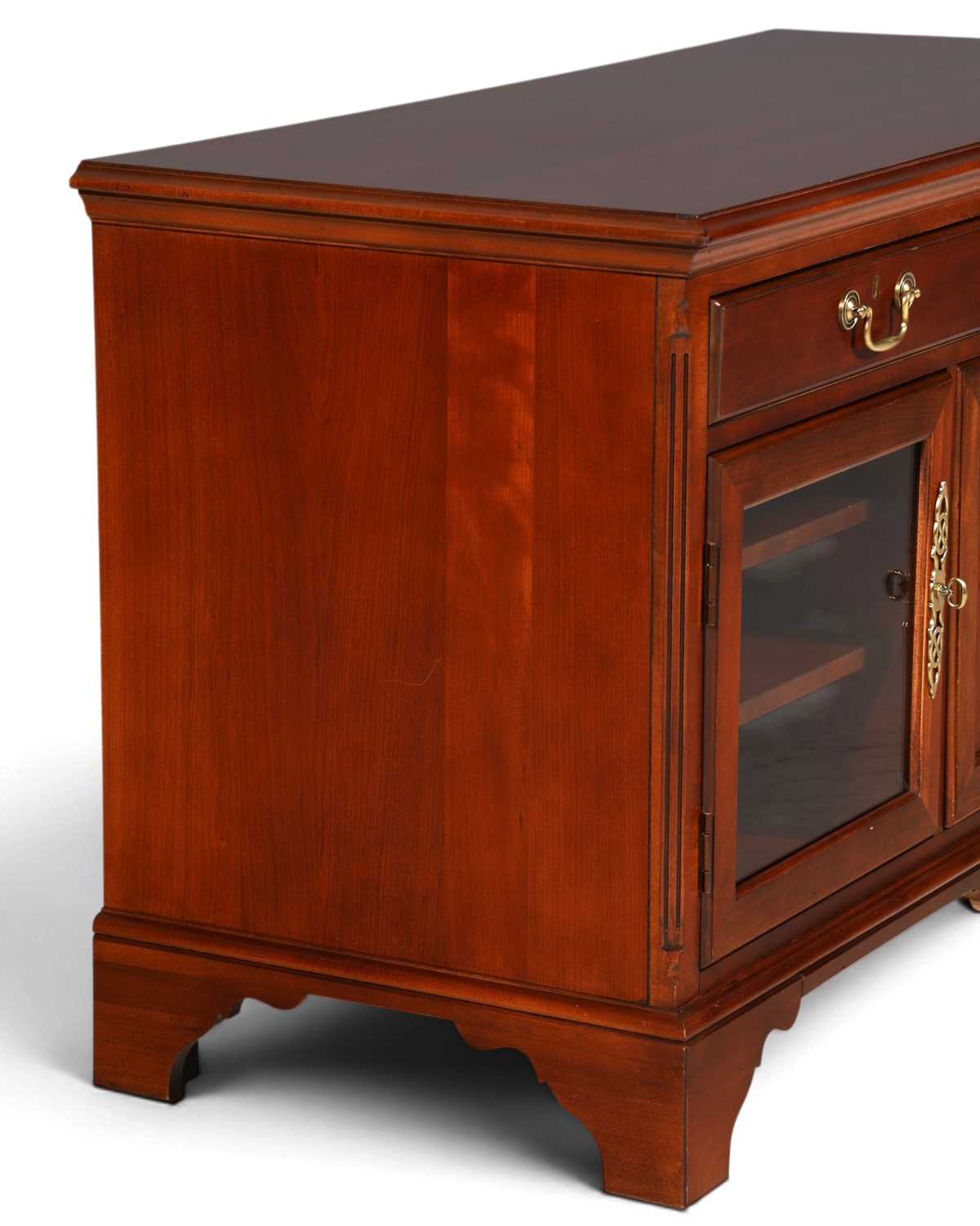 Hauptstadt Möblerei H868 Sideboard aus dunklem Kirschholz mit Glasfront und Messingbeschlägen