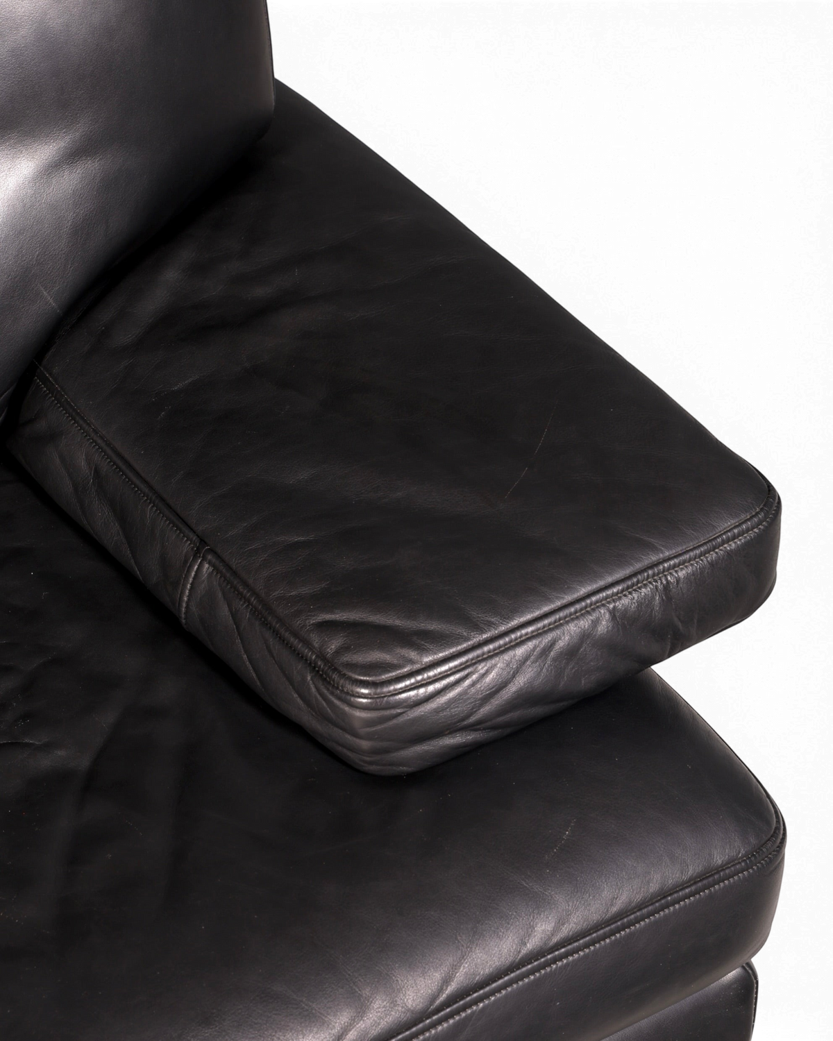 Hauptstadt Möblerei H848 Finish schwarzes Ledersofa mit detaillierter Nahtführung und hochwertiger Textur
