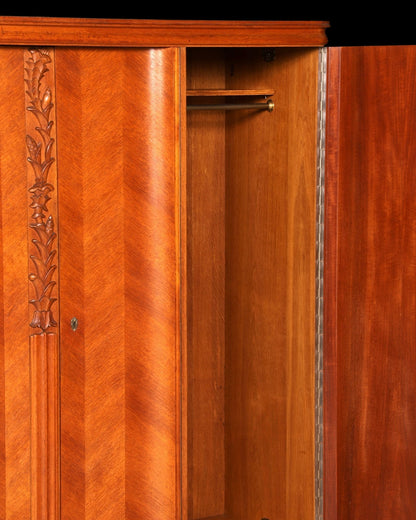 Hauptstadt Möblerei H910 Kleiderschrank aus Holz mit geschnitzten Blumenornamenten und Kleiderstange
