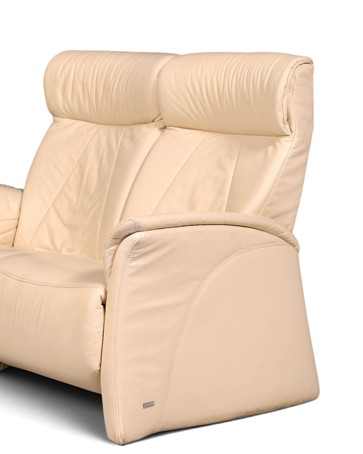 Hauptstadt Möblerei Ledersofa in Creme mit hoher Rückenlehne und gepolsterten Armlehnen