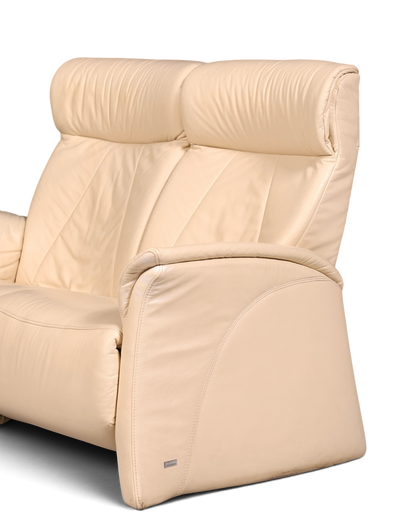 Hauptstadt Möblerei Ledersofa in Creme mit hoher Rückenlehne und gepolsterten Armlehnen