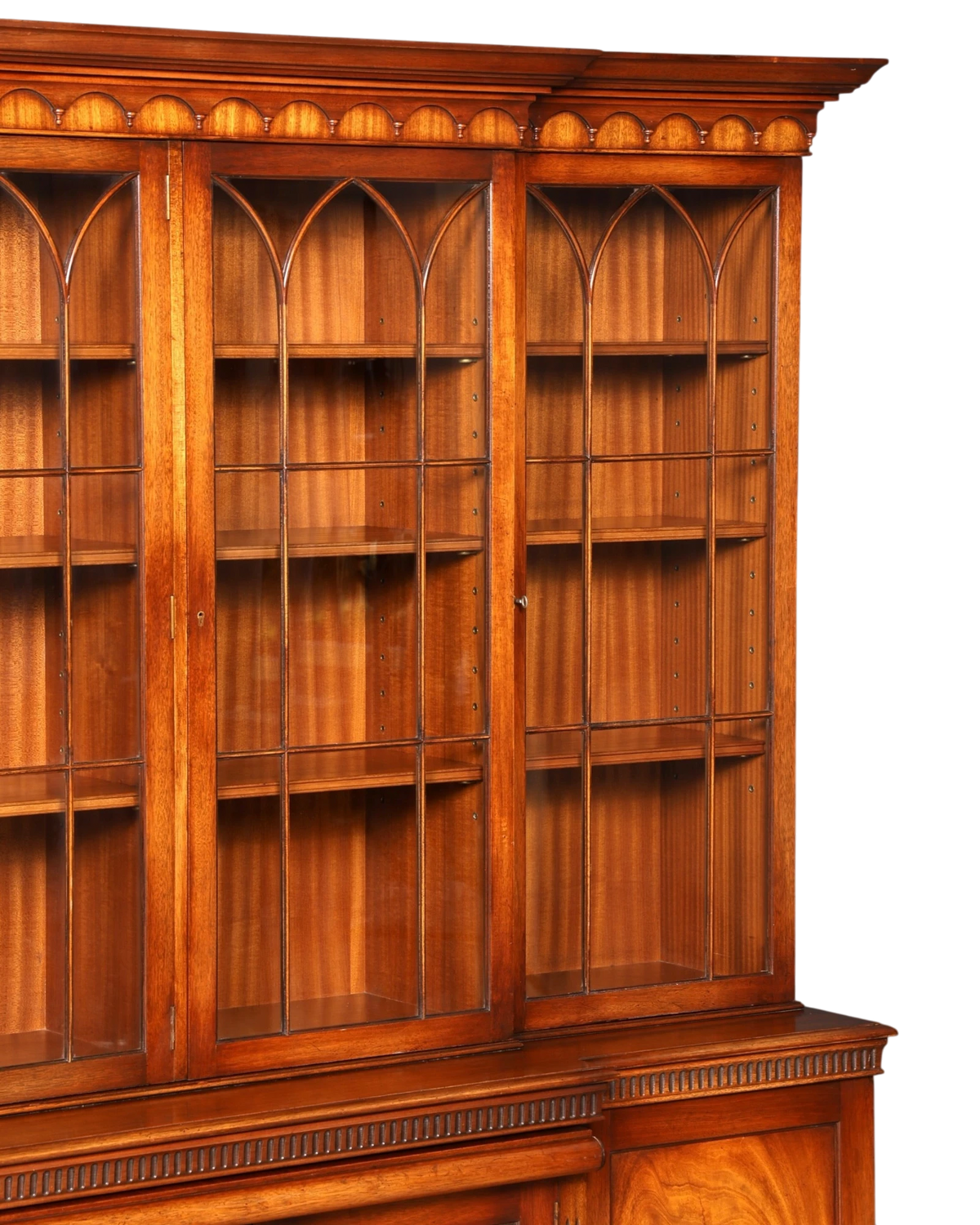 Hauptstadt Möblerei englische Vitrine aus Echtholz mit Glasfronten, dekorativen Messingbeschlägen und höhenverstellbaren Regalböden.