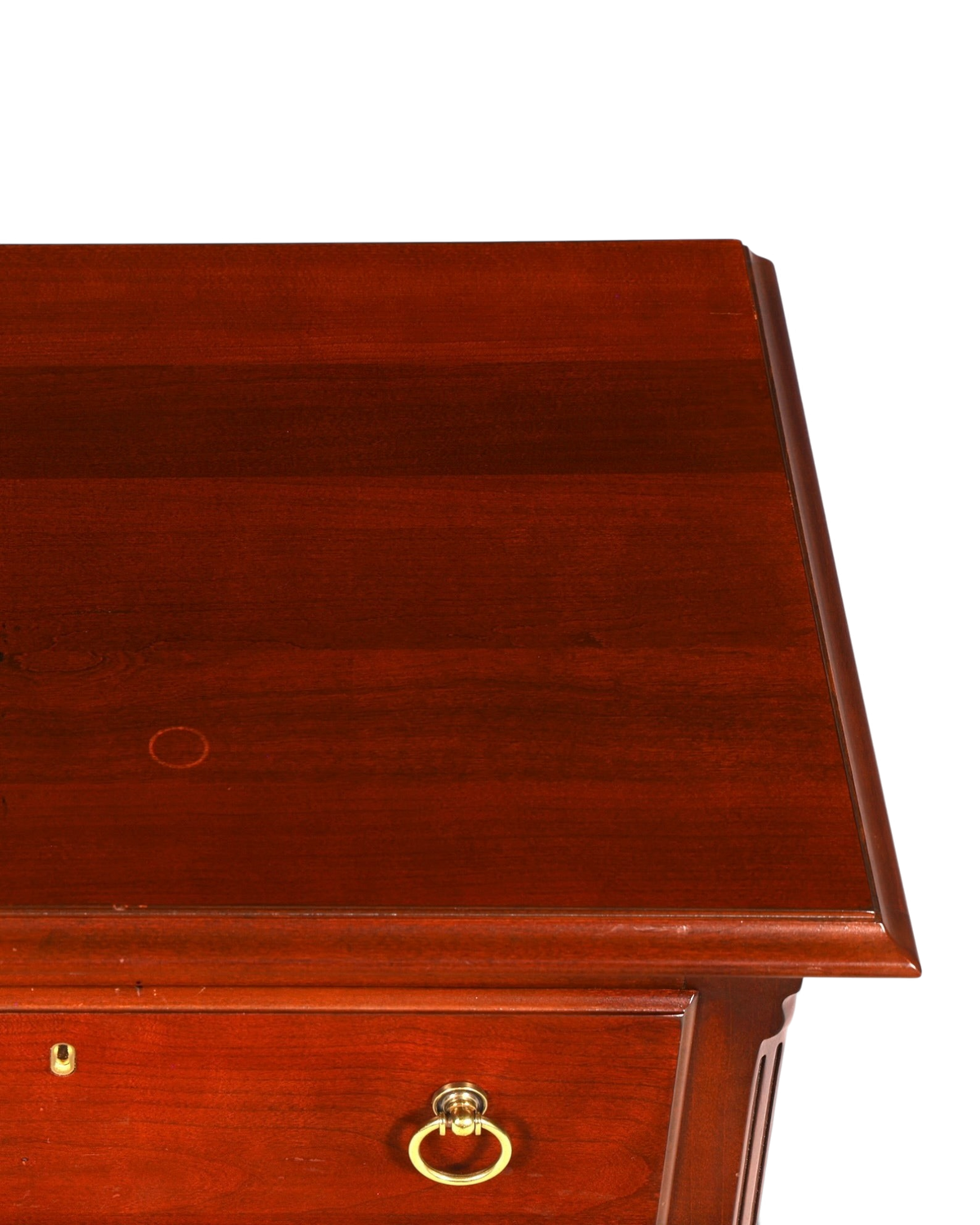 Hauptstadt Möblerei Drexel Heritage Kommode aus massivem dunklem Holz mit goldenem Ringgriff im Antik-Stil