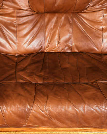Hauptstadt Möblerei 3-Sitzer Ledercouch in Cognac mit rustikaler Patina und abgesteppten Polstern im Landhausstil