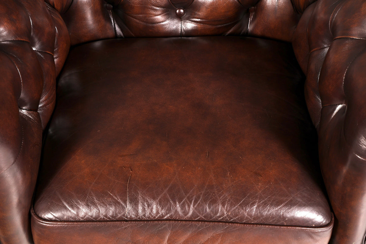 Hauptstadt Möblerei Original Chesterfield Sessel aus braunem Echtleder mit klassischer Knopfheftung und Sitzfläche