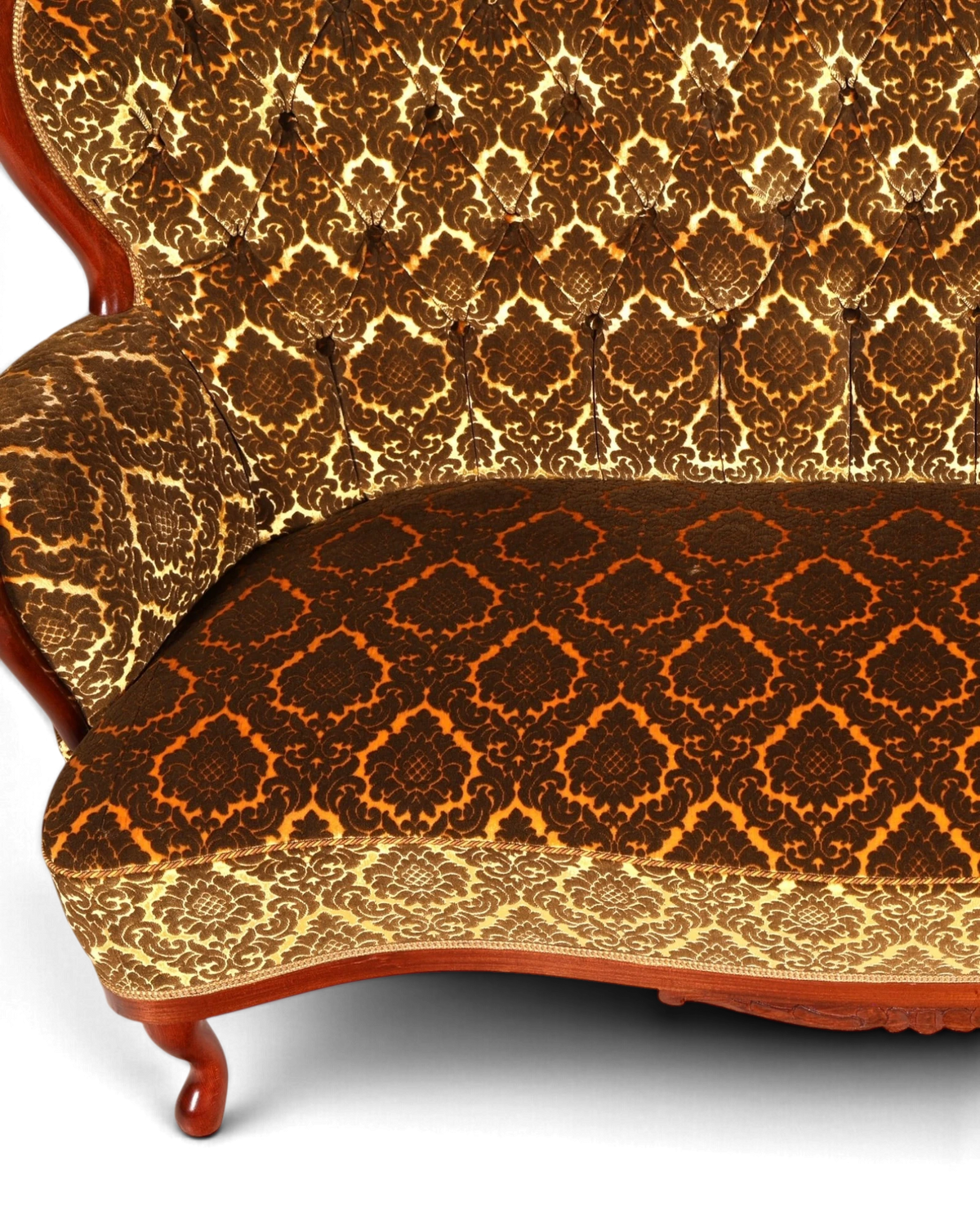 Hauptstadt Möblerei Sofa mit braunem Samtbezug und goldenem Barockmuster sowie geschwungenem Holzrahmen