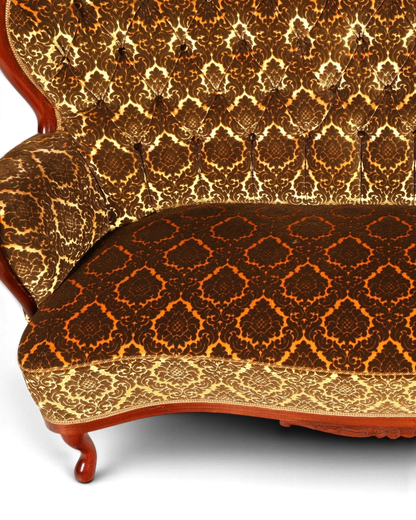 Hauptstadt Möblerei Sofa mit braunem Samtbezug und goldenem Barockmuster sowie geschwungenem Holzrahmen