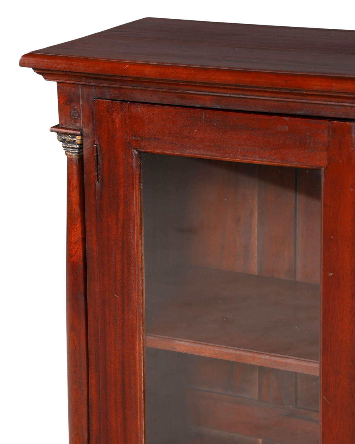Hauptstadt Möblerei Vitrinenschrank aus dunklem Holz mit Glasfront und klassischem Zierkapitell