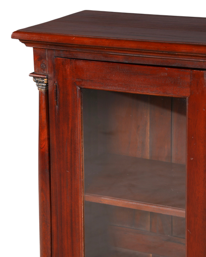 Hauptstadt Möblerei Vitrinenschrank aus dunklem Holz mit Glasfront und klassischem Zierkapitell