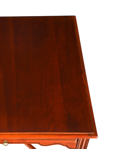 Hauptstadt Möblerei H819 Finish Tischplatte aus dunklem Holz mit glatter Oberfläche und klassischem Design