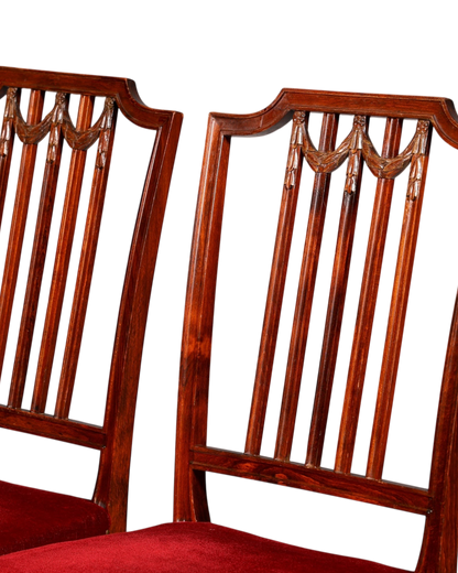 Hauptstadt Möblerei Set aus vier edlen Esszimmerstühlen im Gustavianischen Stil mit rotem Polster und Holzrahmen