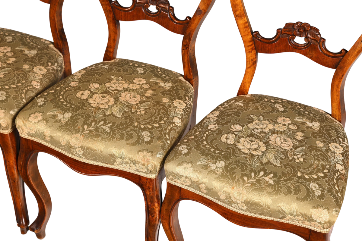 Hauptstadt Möblerei Set aus zwei antiken Louis Philippe Biedermeier Stühlen mit gemustertem Stoff und Holzrahmen