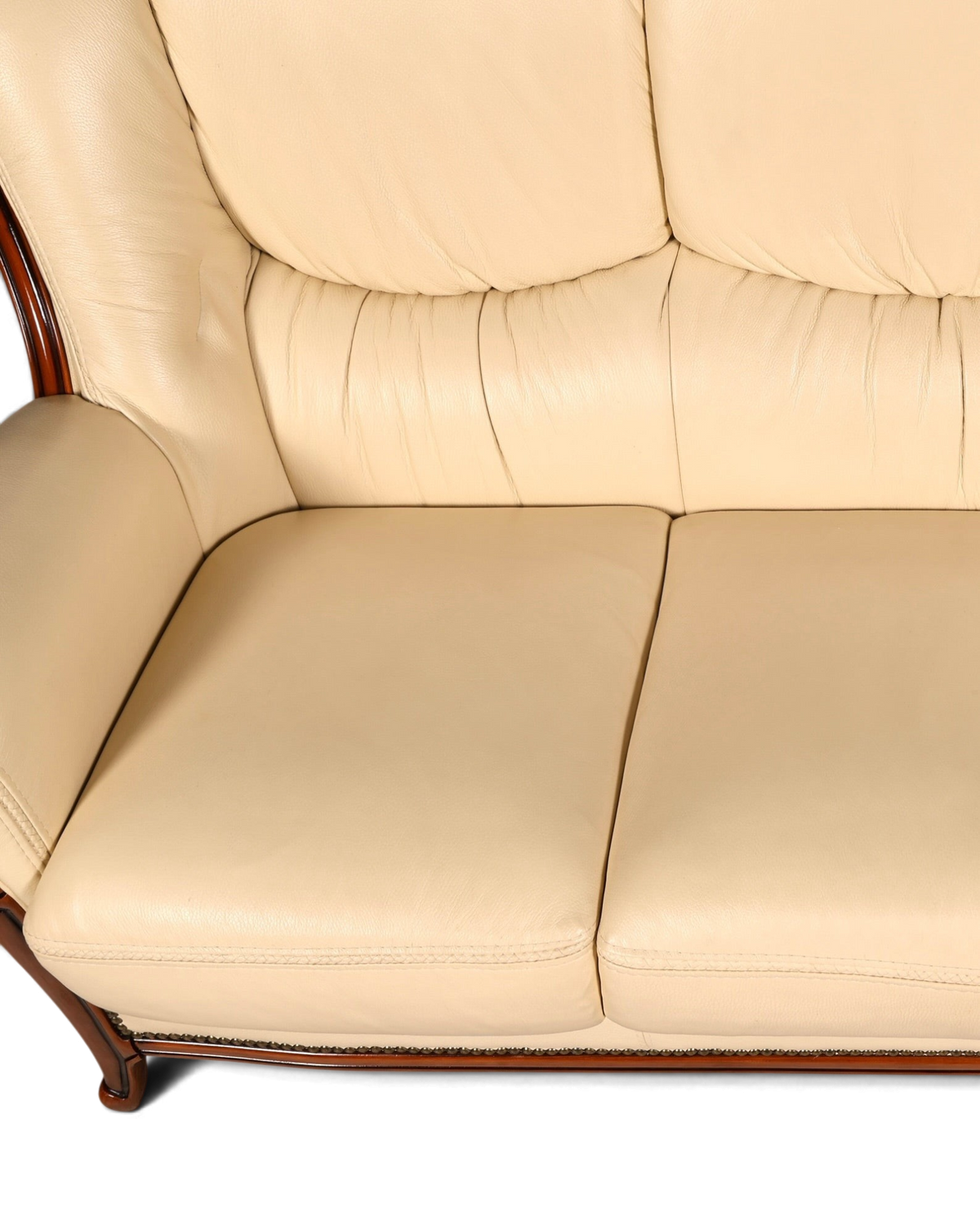 Hauptstadt Möblerei H898 Sofa in Creme mit hochwertigem Lederbezug und eleganten Holzdetails