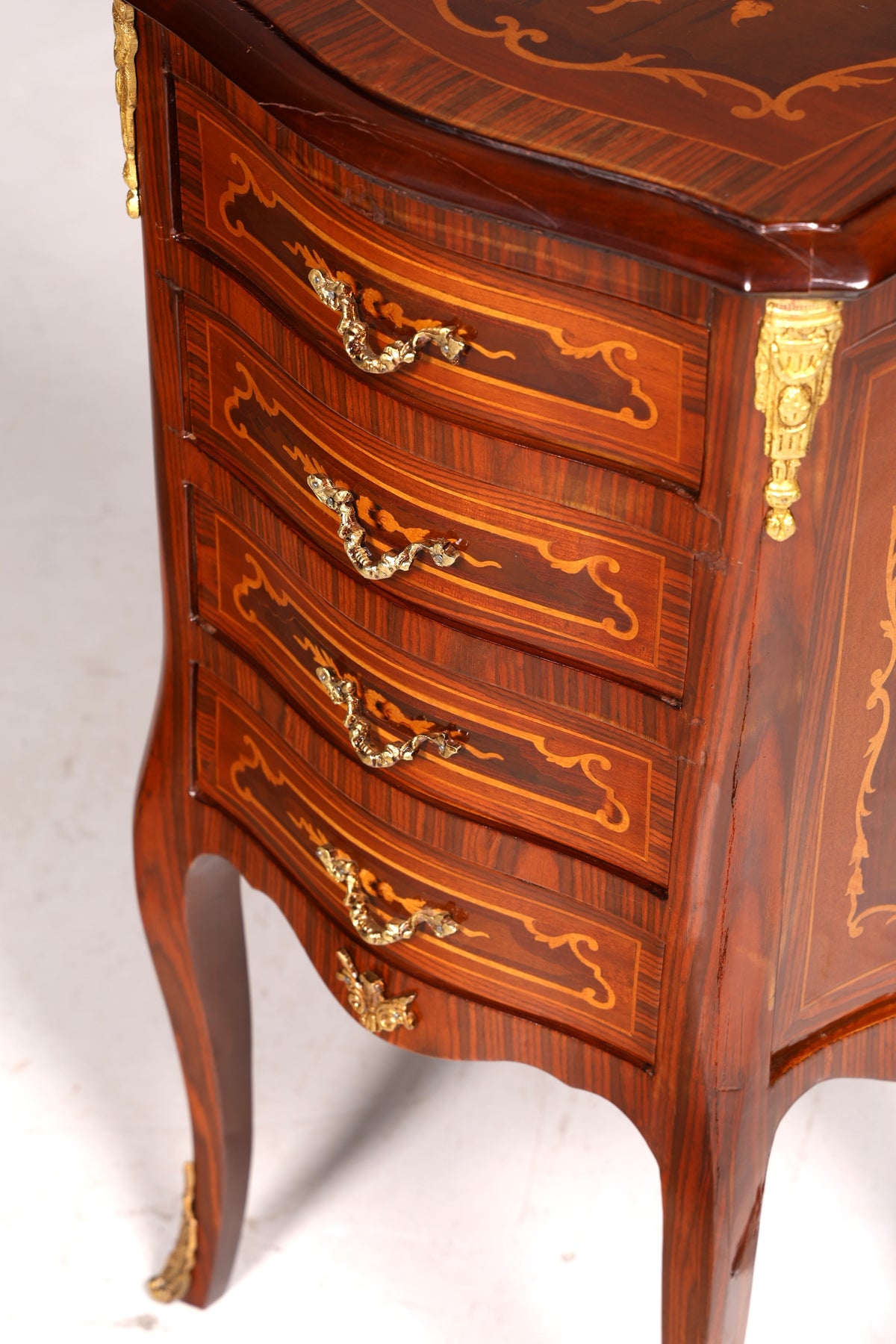 Élégante commode de style baroque, table d’appoint antique, petit meuble en laiton, commode à tiroirs
