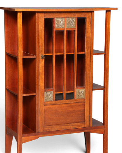 Hauptstadt Möblerei Jugendstil Vitrine aus Eichenholz mit Glasfront und dekorativen Metallverzierungen