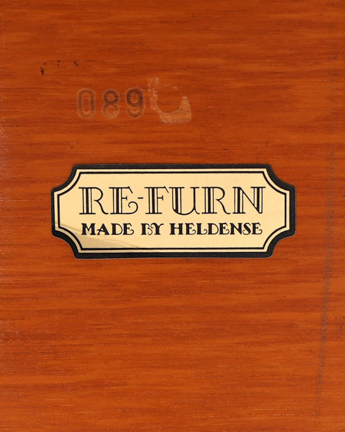 Hauptstadt Möblerei H842 Holzoberfläche mit RE-FURN Made By Heldense Messingschild und eingeprägter Nummer 089